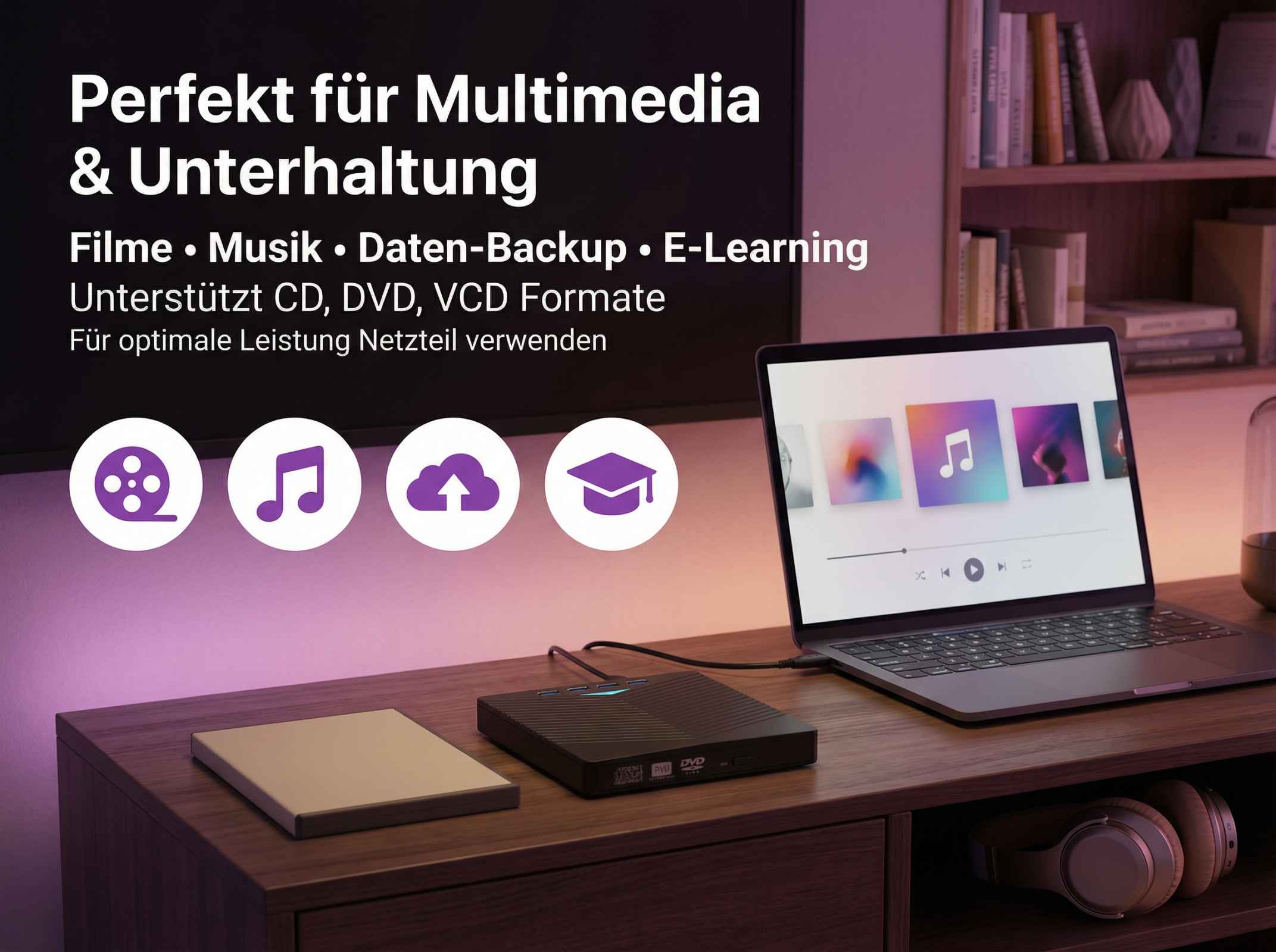 Ein Laptop mit Musik-App, externer DVD-Player und Kopfhörer auf einem Schreibtisch.