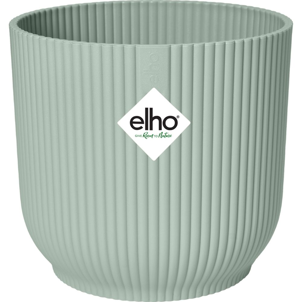 Ein hellgrüner, gerippter Blumentopf mit dem Elho-Logo auf der Vorderseite.