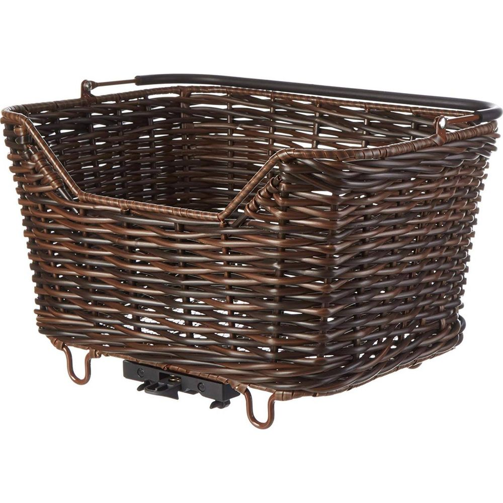 Cesta de mimbre marrón con herrajes de montaje para bicicleta, fondo blanco.