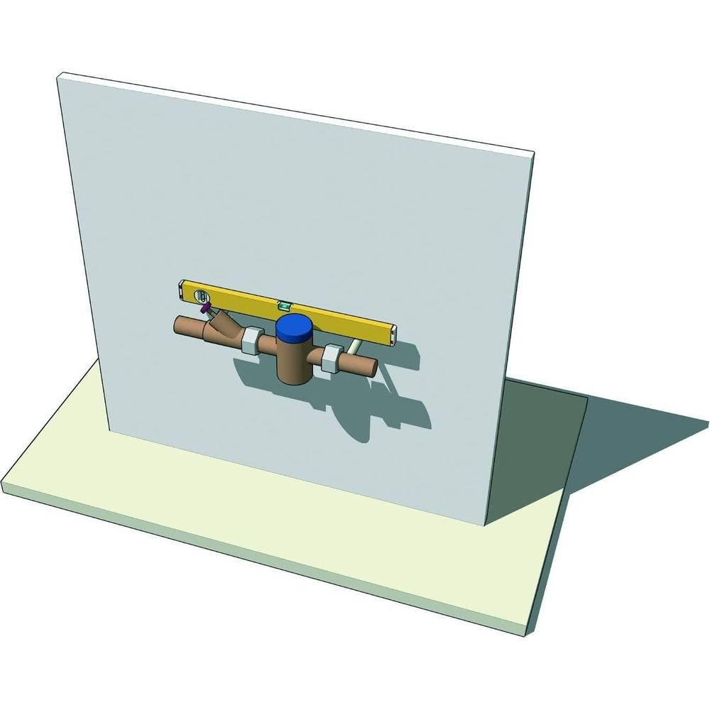 Wasserwaage über braunem Rohrverbinder mit blauem Deckel an Wand.