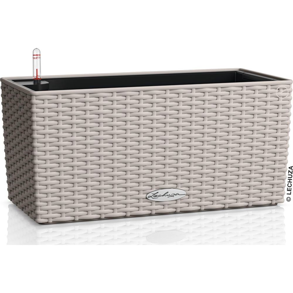 Grauer Rattan-Pflanzkasten mit Wasserstandsanzeiger und Logo.