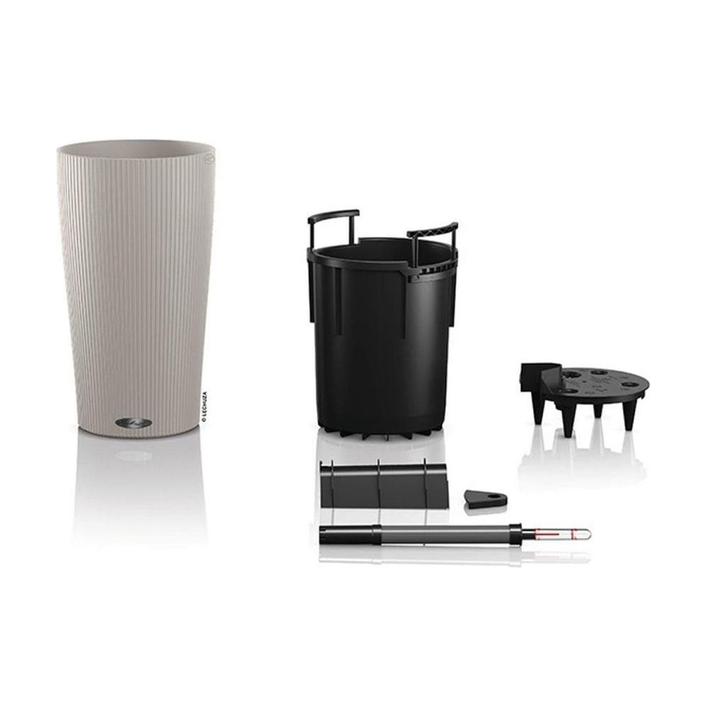 Un vaso grigio con accessori: inserto nero, supporto, indicatore livello acqua.