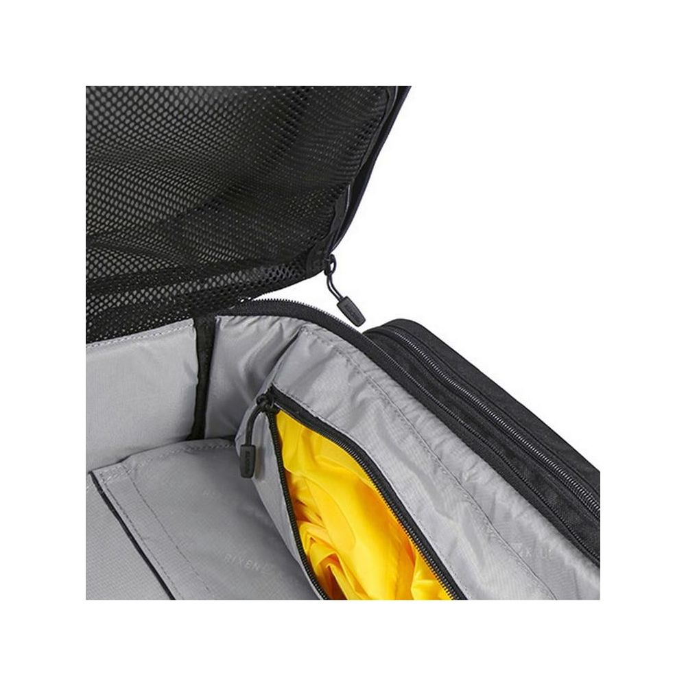 Offene schwarze Tasche mit grauem Innenfutter und gelbem Stoff.