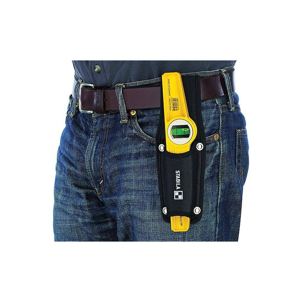 Ein Mann in Jeans trägt ein Werkzeughalter mit einer Wasserwaage an der Hüfte.
