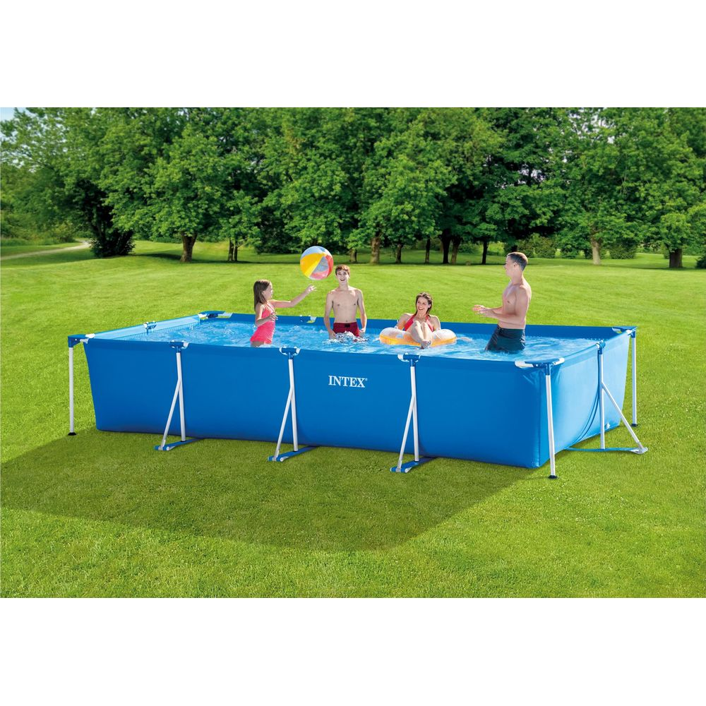 Quatre personnes profitent d'une piscine rectangulaire bleue Intex sur une pelouse verte avec des arbres.
