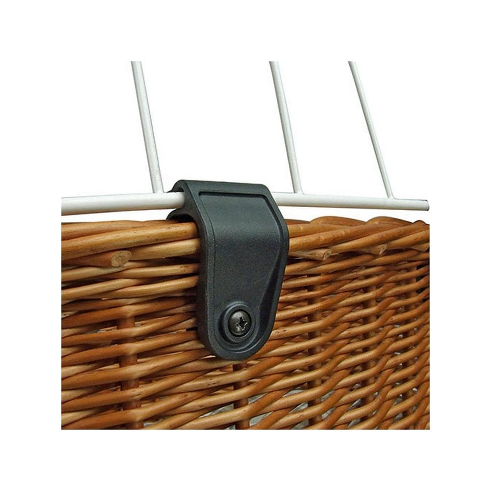 Un clip noir fixe un fil à un panier en osier marron.