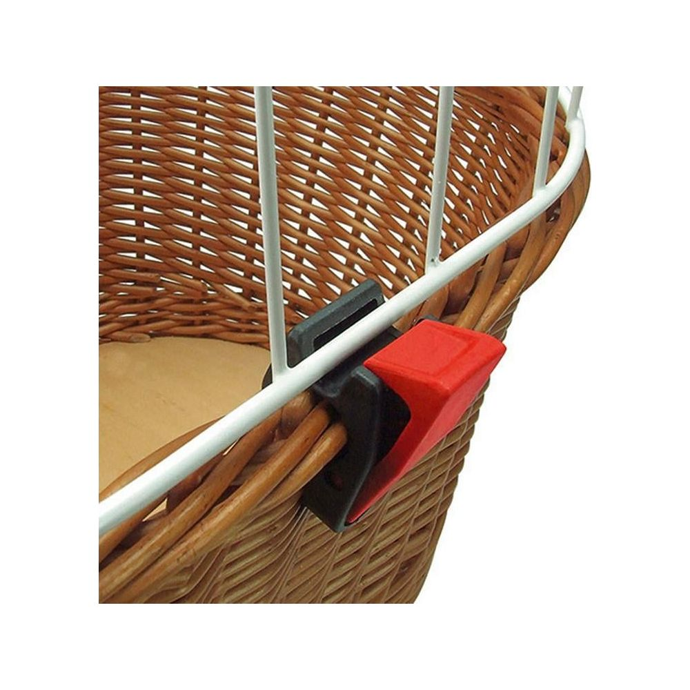 Gros plan d'un panier de vélo en osier marron avec des barres blanches et des pinces rouges/noires.