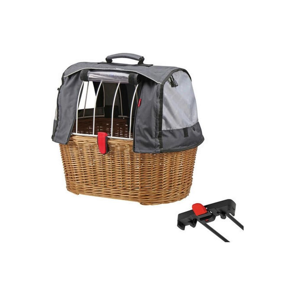 Un porte-vélo panier en osier avec couverture grise et barres métalliques.