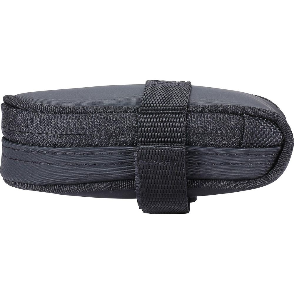 Eine dunkle Fahrradtasche mit einem Gurt, der um sie herum verläuft.