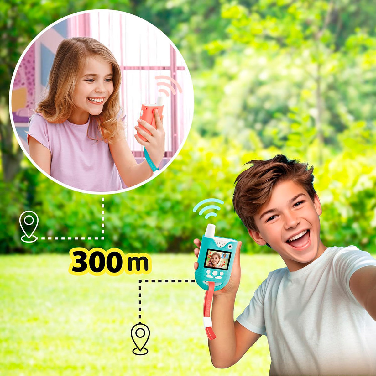 Bambino e bambina usano walkie-talkie all'aperto. Portata 300m.