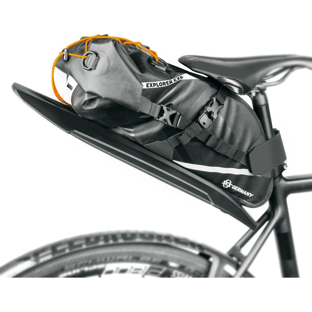 Sacoche de vélo noire avec cordons orange, montée sous la selle.