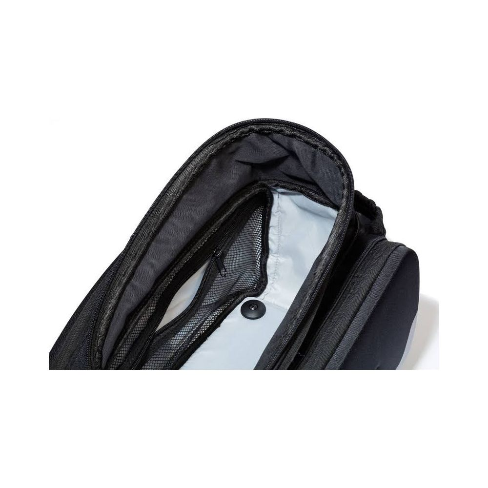 Un sac à dos noir ouvert montrant plusieurs compartiments et poches en filet.