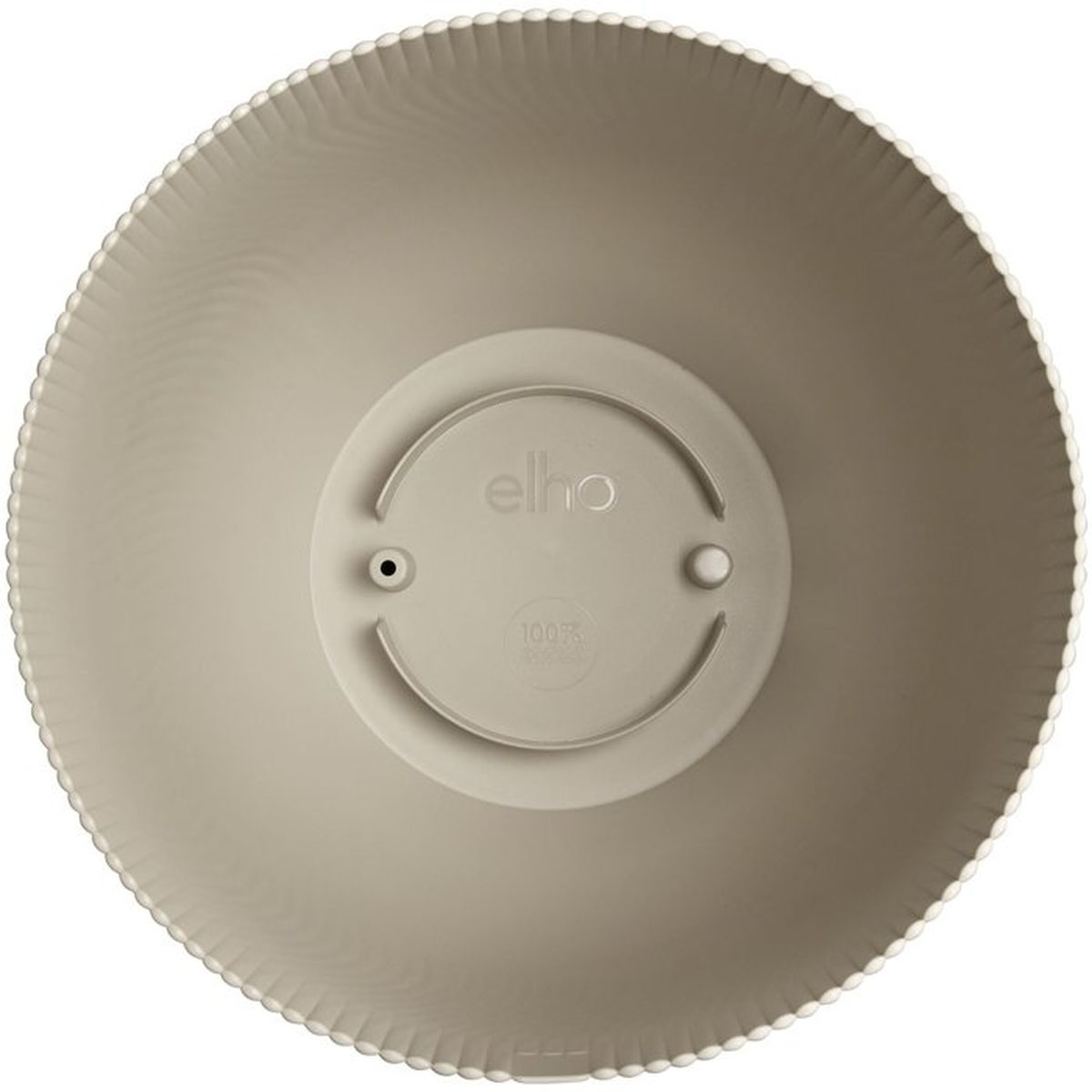 Beige Blumentopf-Untersetzer mit geripptem Rand und Logo.