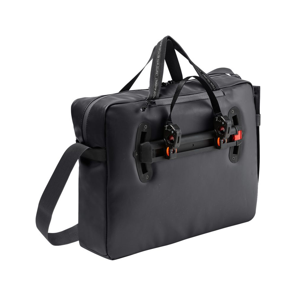Sac noir imperméable avec clips de fixation orange et noir à l'arrière.