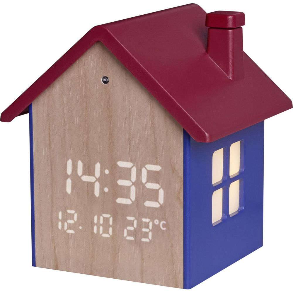 Un réveil en forme de maison affiche 14:35 et 12.10 23°C.