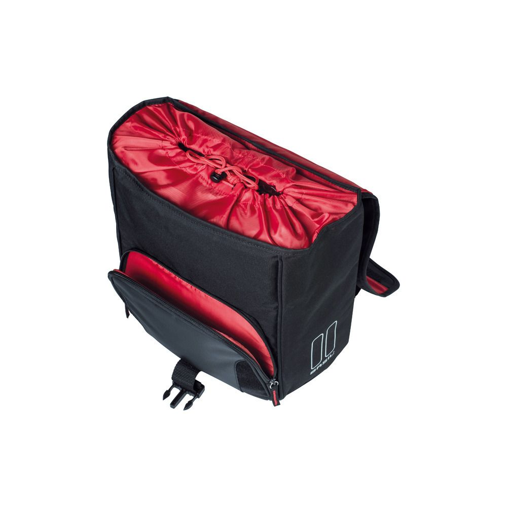 Schwarze Fahrradtasche mit rotem Innenfutter, Kordelzugverschluss und Außentasche.