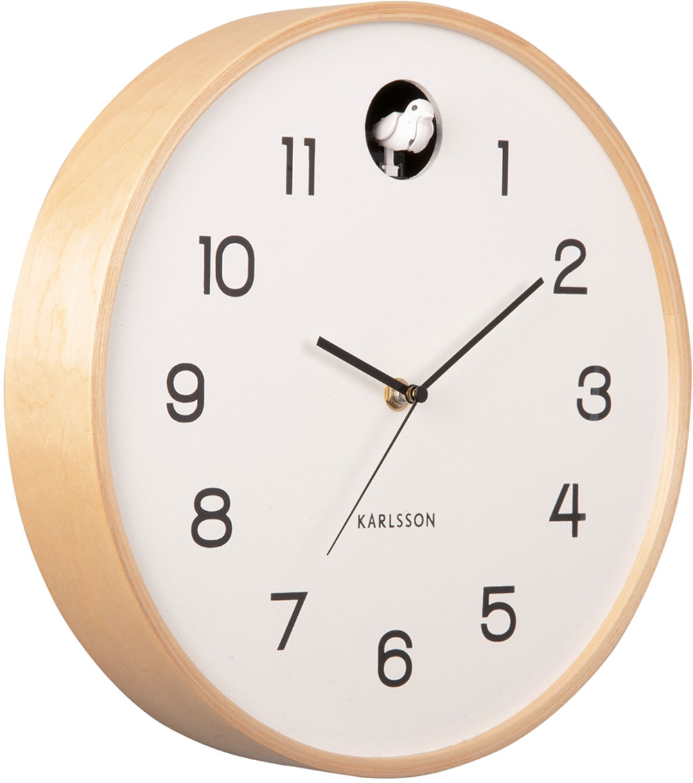 Eine weiße Wanduhr mit Holzrahmen und Vogelmotiv.