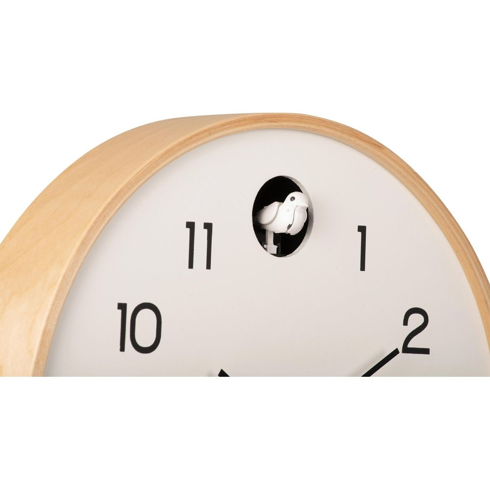 Nahaufnahme einer Wanduhr mit Holzeinfassung und einem kleinen weißen Vogel.