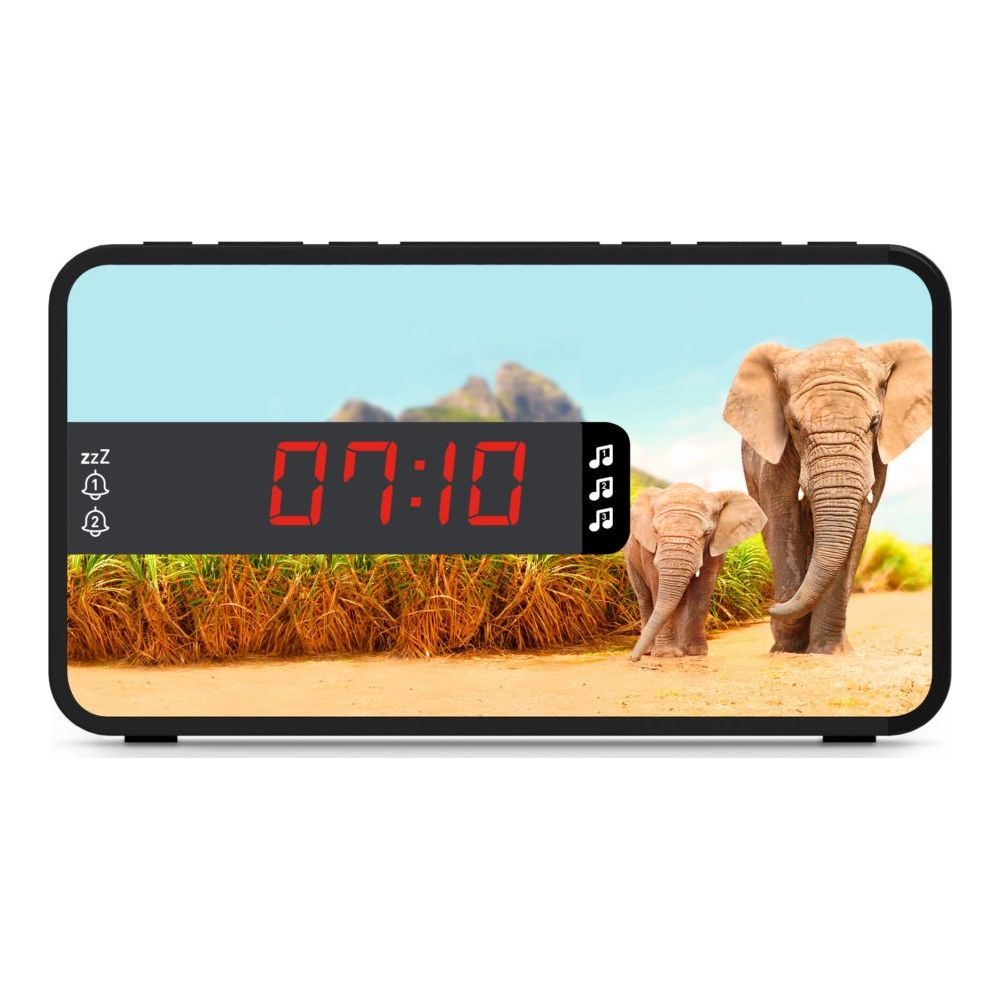 Un réveil affiche 07:10, avec des éléphants devant des cactus et des montagnes.