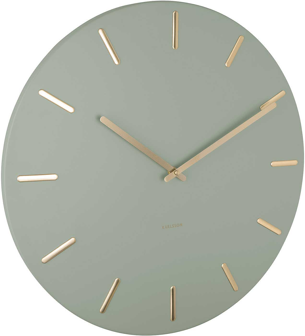 Eine runde, hellgrüne Wanduhr mit goldenen Strichen als Ziffern und goldenen Zeigern.