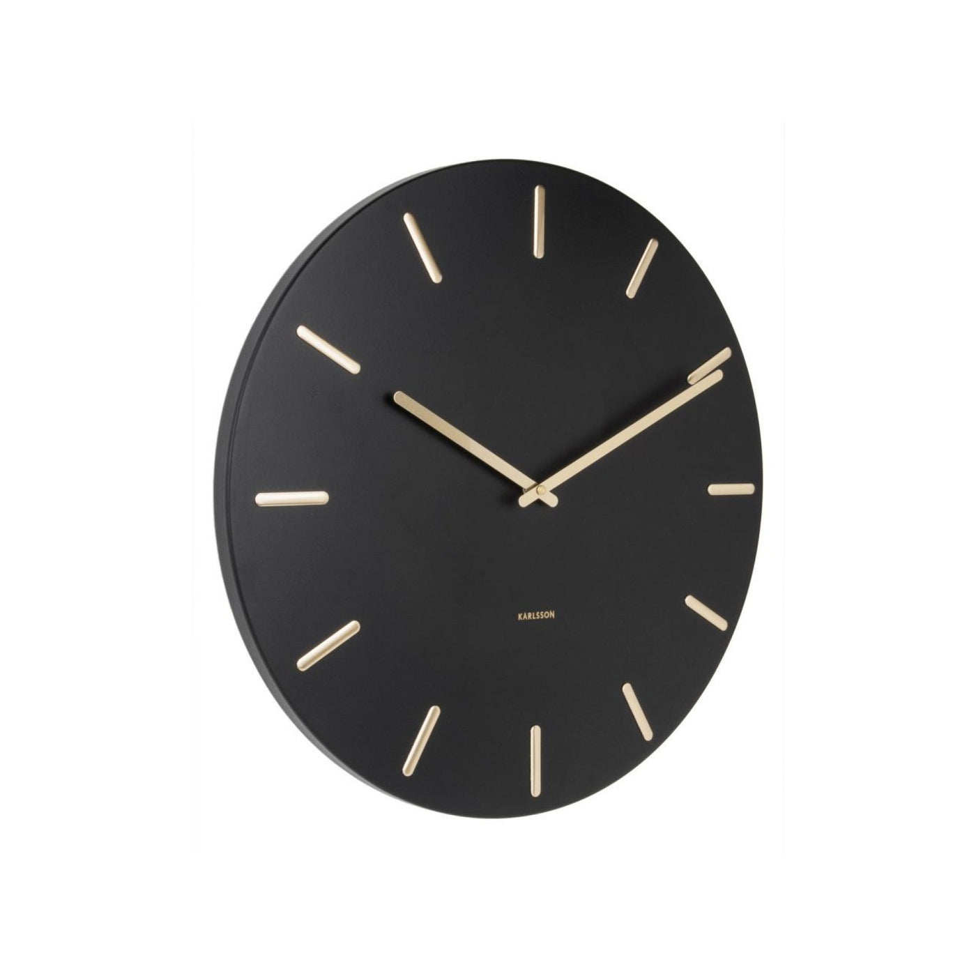Schwarze Wanduhr mit goldenen Strichen als Stundenmarkierungen und Zeigern.