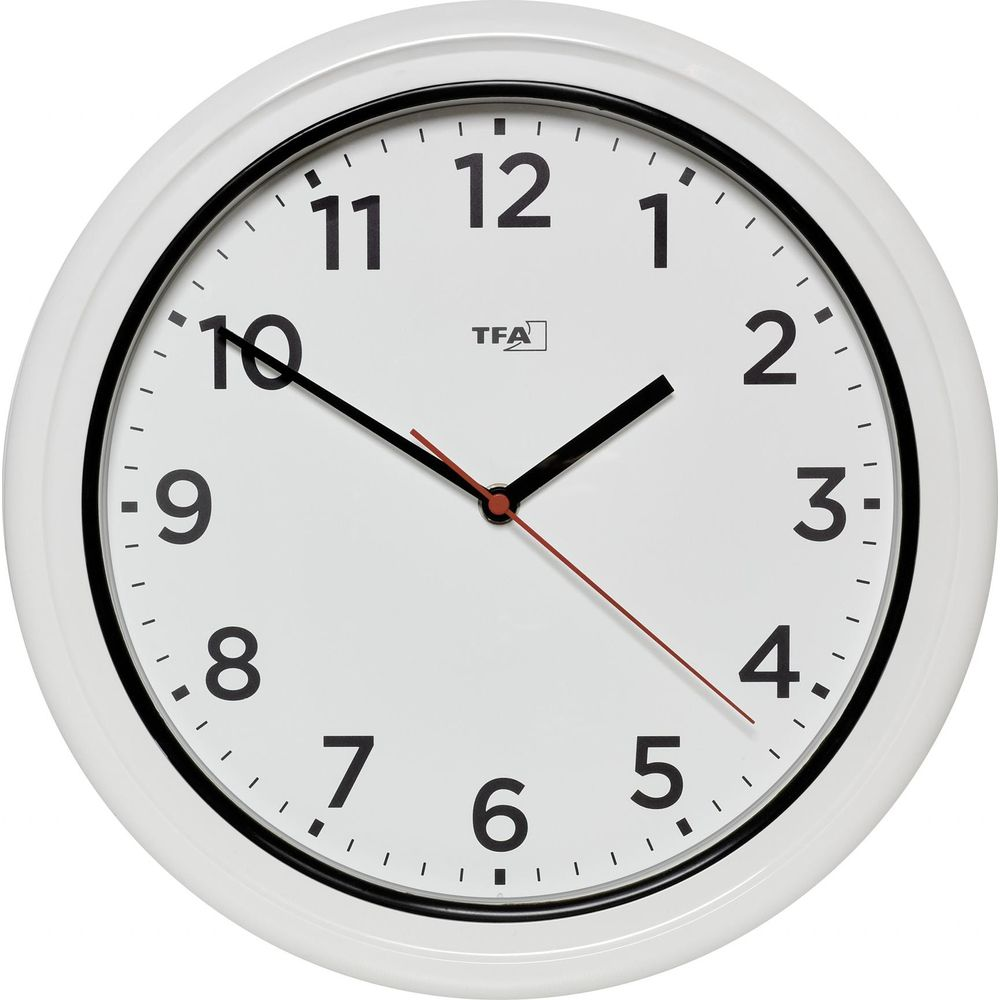 Eine weiße Wanduhr mit schwarzen Zahlen und Zeigern.