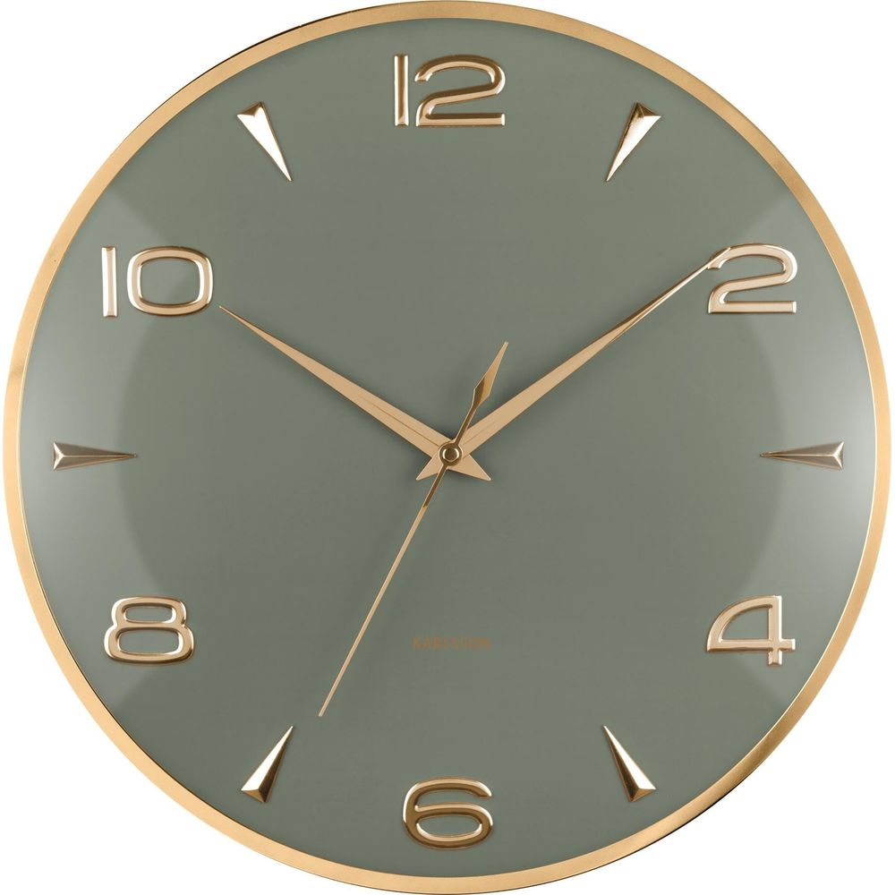 Une horloge murale avec un cadran vert et des aiguilles et chiffres dorés.