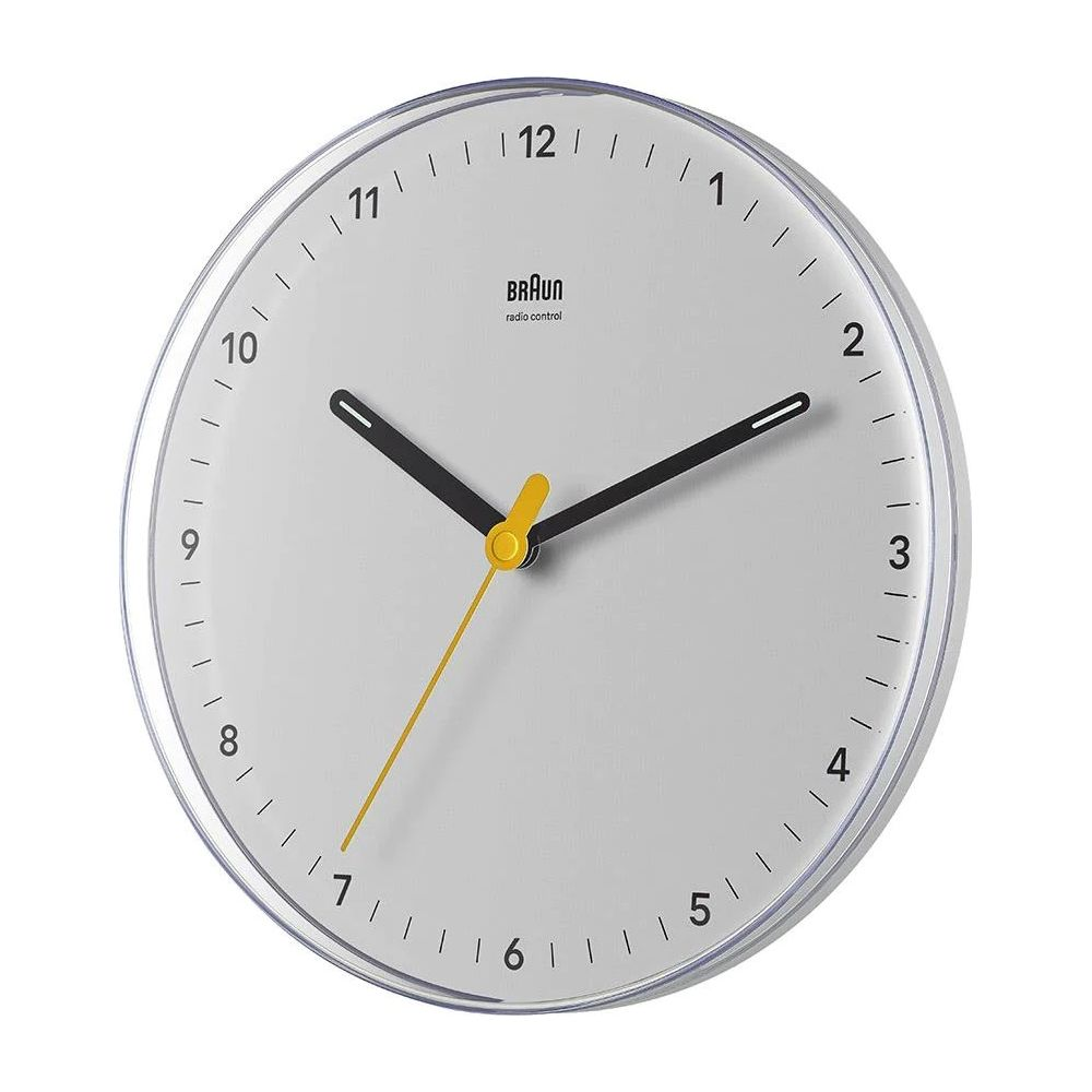Weiße Wanduhr mit schwarzen Zeigern und gelbem Sekundenzeiger.