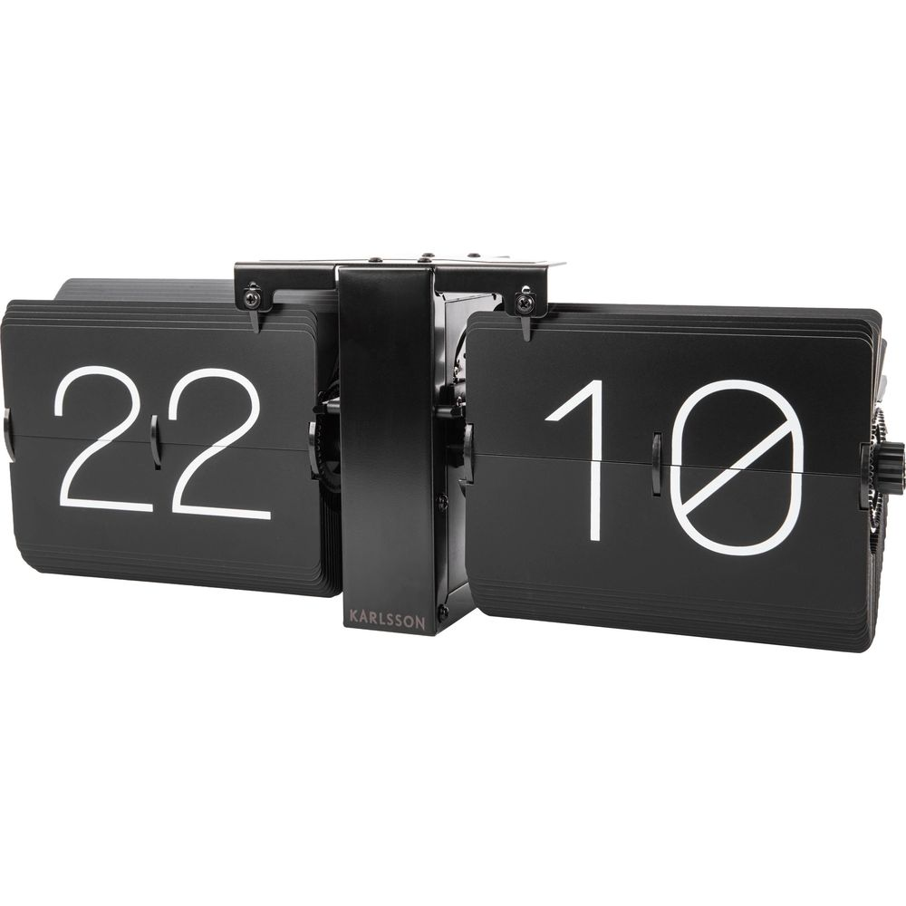 Schwarze Flip-Clock zeigt 22:10. Marke: Karlsson.