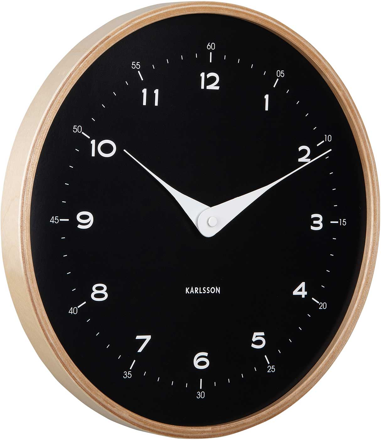 Eine Wanduhr mit schwarzem Zifferblatt, weißen Zahlen und Zeigern.