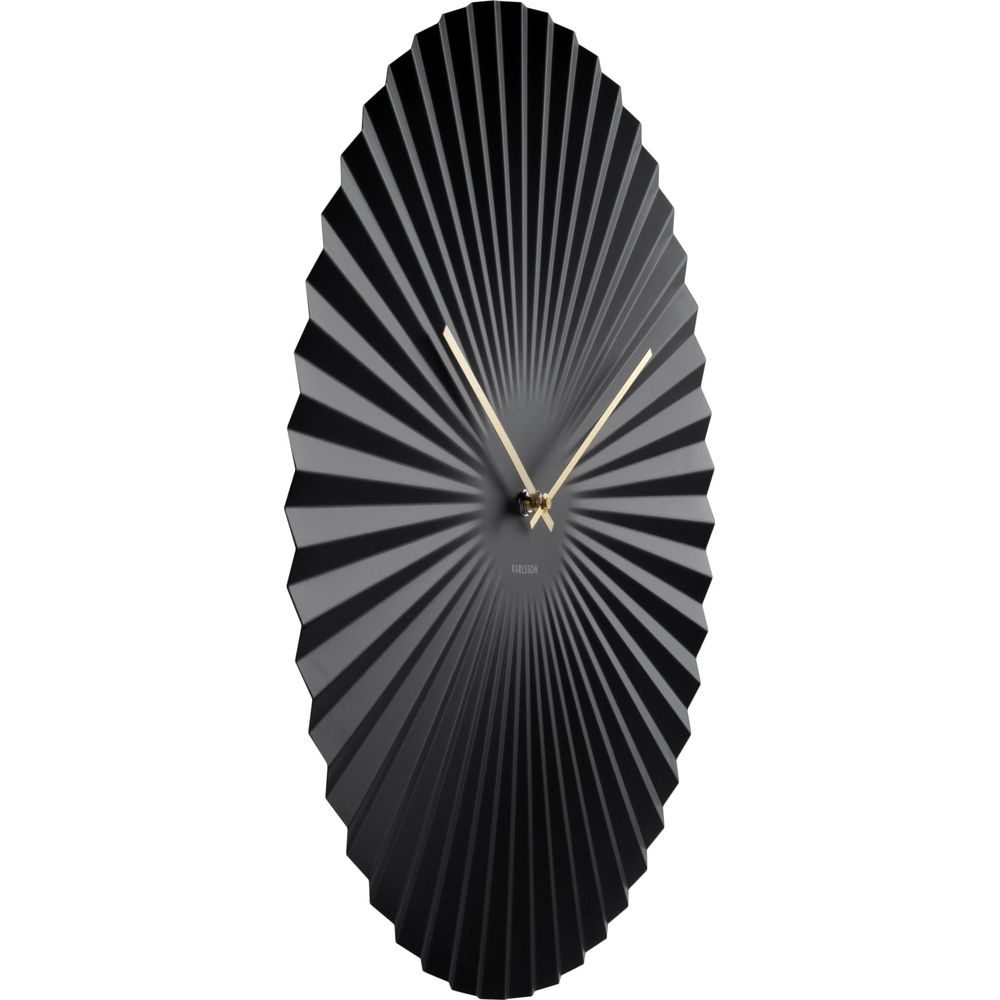 Une horloge murale noire au design en éventail avec des aiguilles dorées.