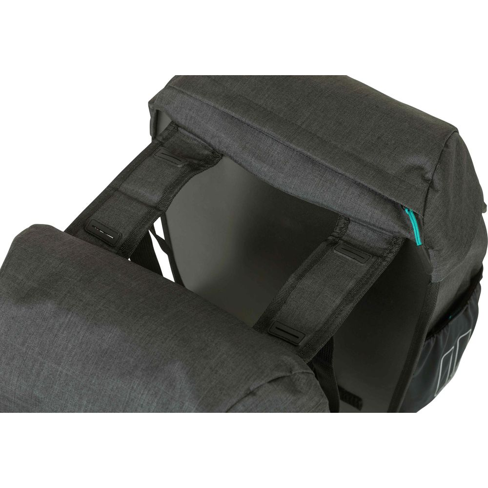 Sac à dos gris avec bretelles noires et compartiment principal ouvert.