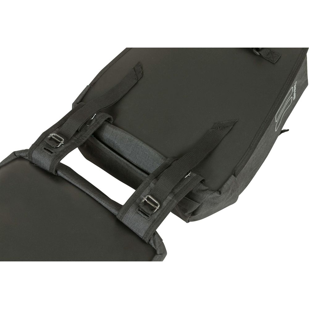 Sacoche de vélo noire avec sangles et boucles réglables.