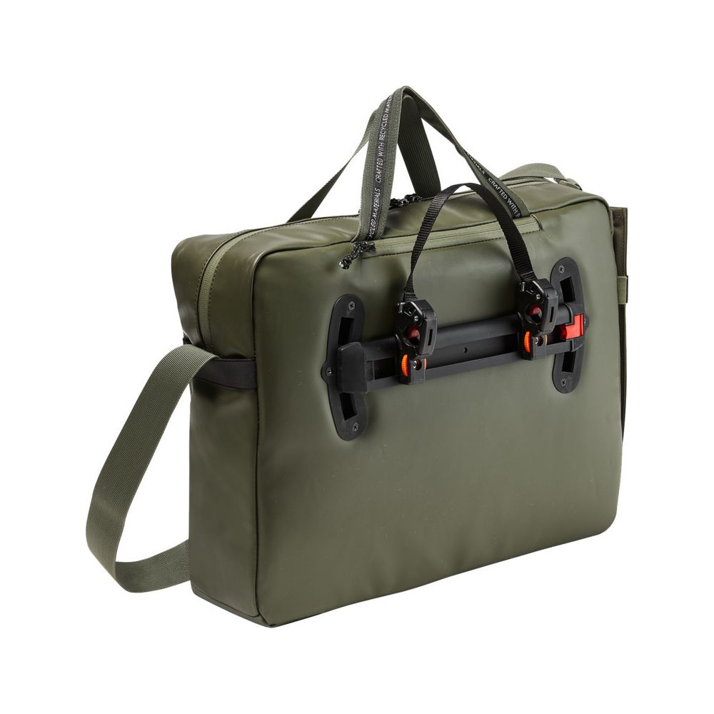 Sac vert avec poignées et système de fixation, possiblement pour vélo.