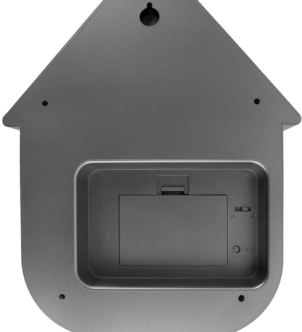 Retro di un dispositivo grigio a forma di casa con vano batteria e pulsante impostazioni.