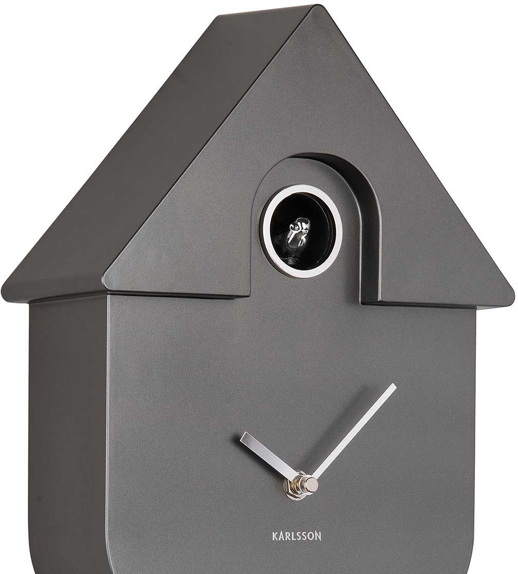 Orologio a cucù grigio a forma di casa con cerchio e lancette.
