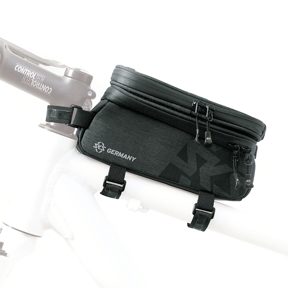 Schwarze Fahrradtasche mit Reißverschluss und „Germany“-Logo, befestigt am Fahrradrahmen.