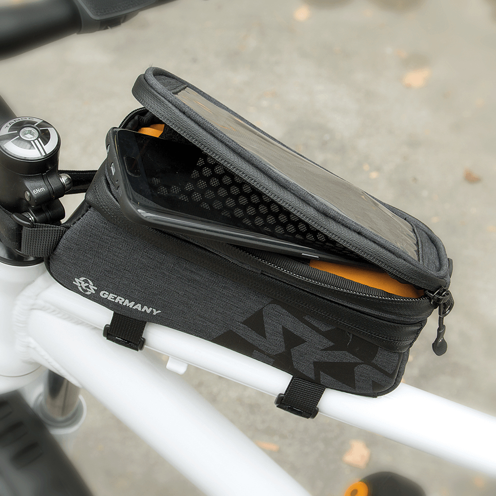 Eine schwarze Fahrradtasche mit einem Smartphone darin, die am Lenker befestigt ist.