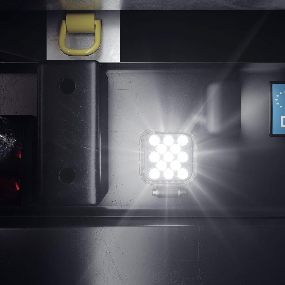 Ein hell leuchtendes Quadrat mit 12 LEDs, montiert an einer dunklen Oberfläche.