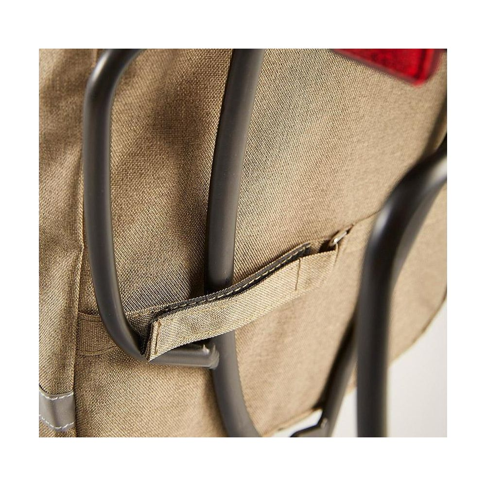 Gros plan d'un sac à dos beige avec des détails de cadre en métal noir.
