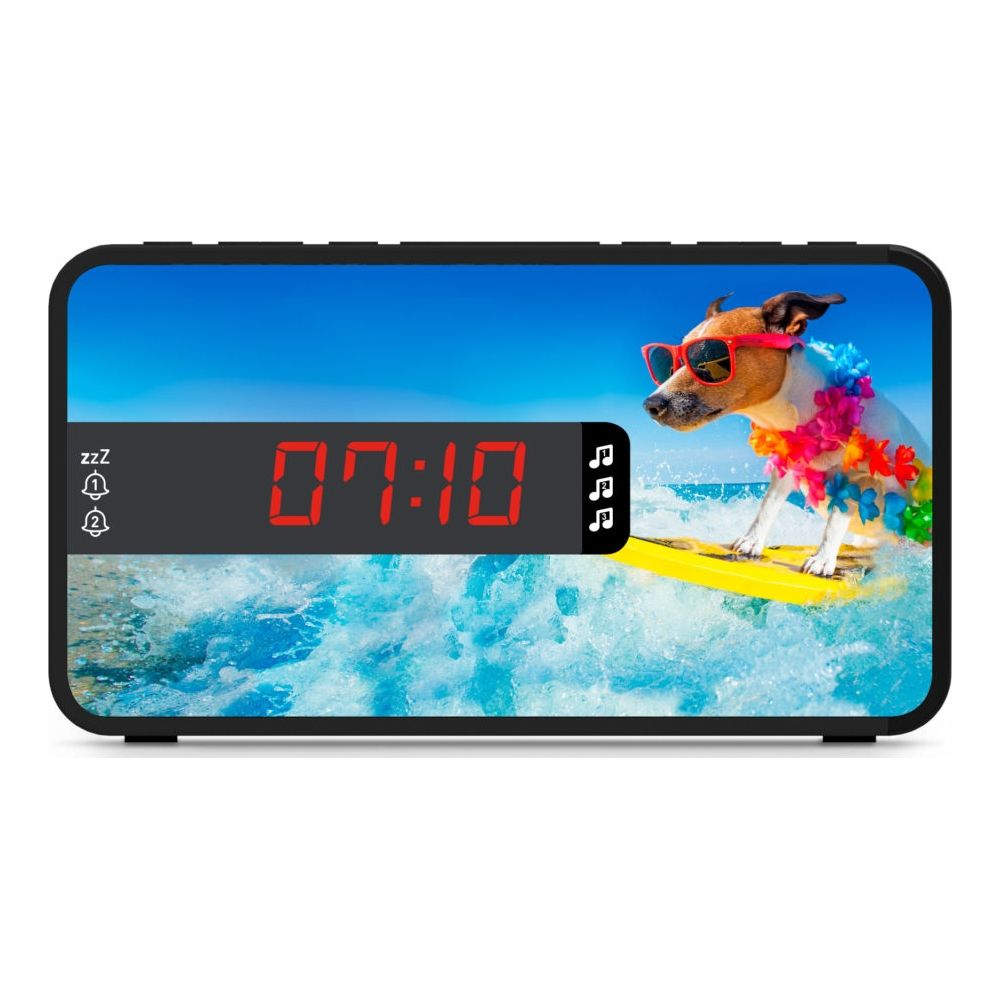 Un chien avec des lunettes de soleil et un collier de fleurs surfe sur une planche jaune.