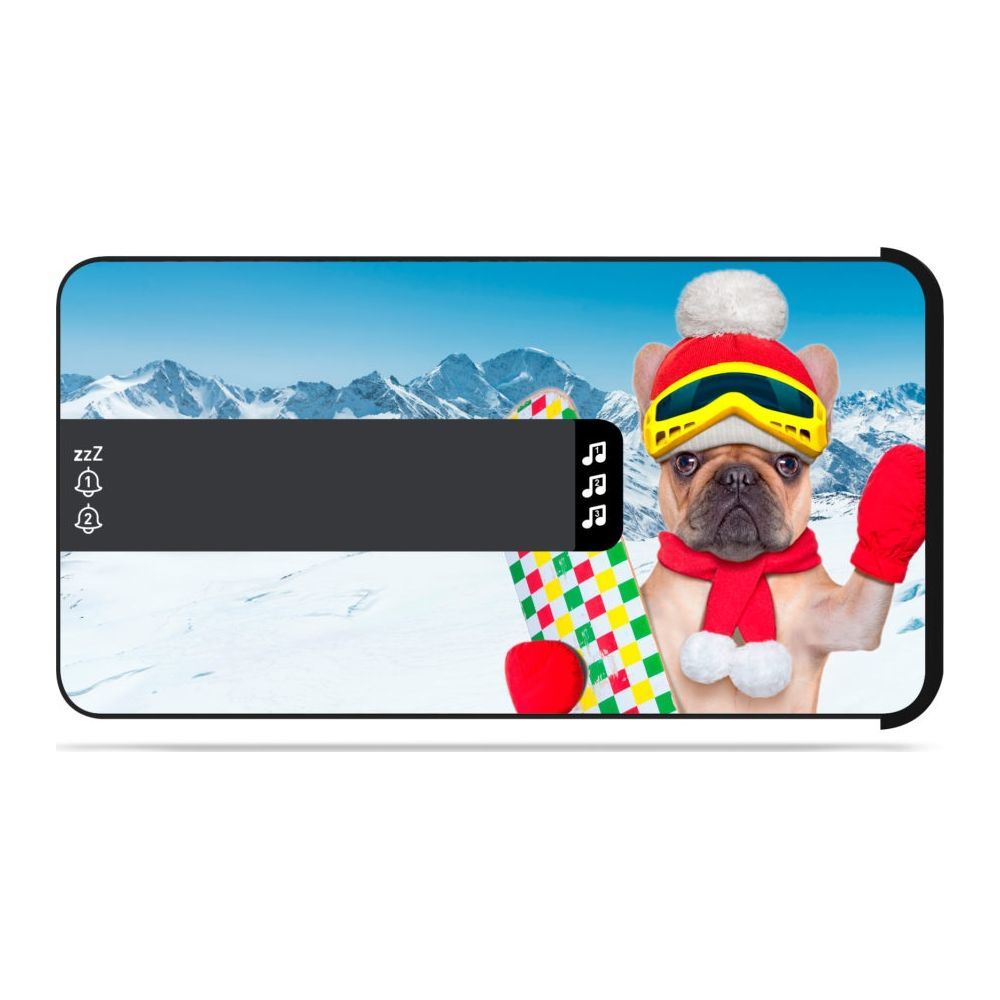 Bouledogue français en tenue de ski avec snowboard et lunettes dans la neige.