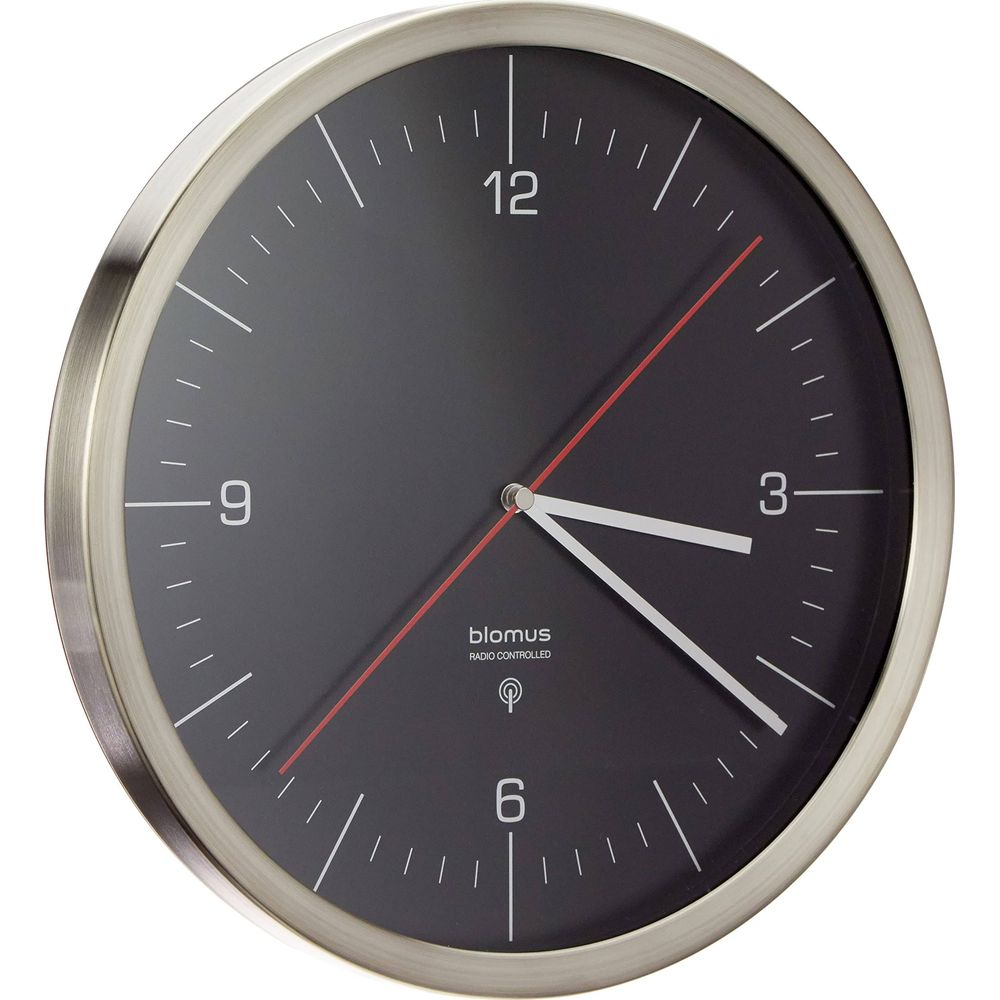 Eine moderne Wanduhr mit schwarzem Zifferblatt und silbernem Rahmen.