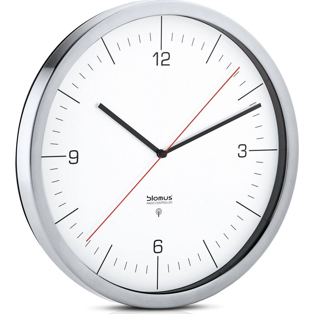 Eine silberne Wanduhr mit weißen Ziffern und schwarzen Zeigern.
