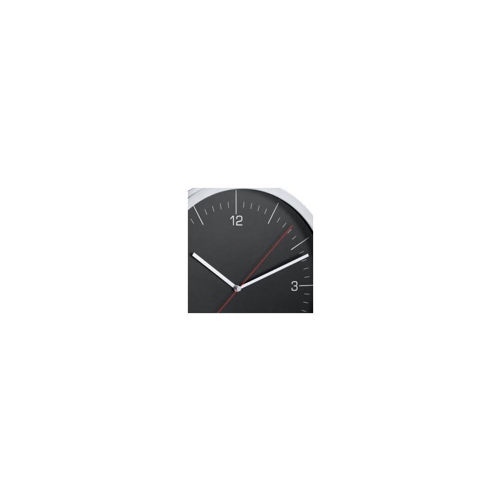 Eine schwarze Uhr mit weißen Ziffern und Zeigern, die auf 12 und 3 zeigt.