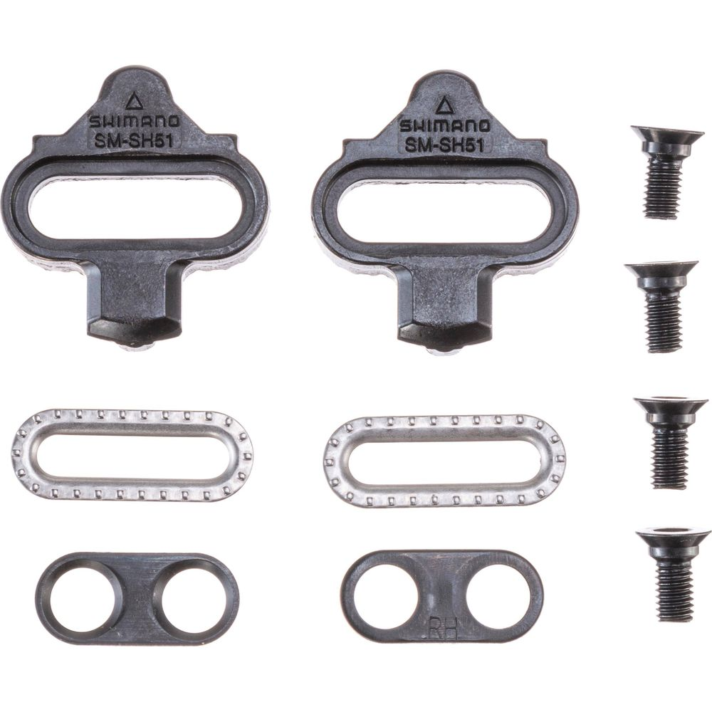 Zwei schwarze Fahrradpedalcleats mit Schrauben und Unterlegscheiben.