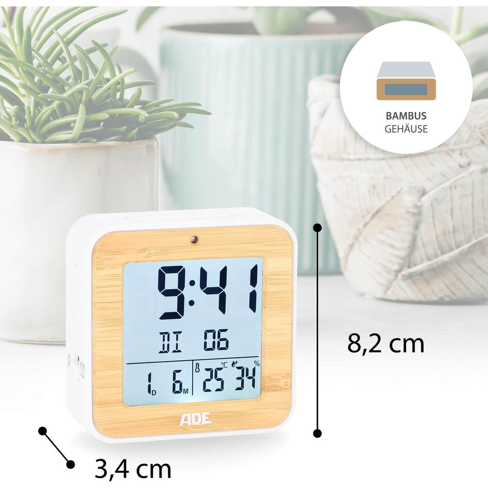 Digitaluhr mit Bambusfront zeigt 9:41, Datum, Temperatur und Luftfeuchtigkeit.