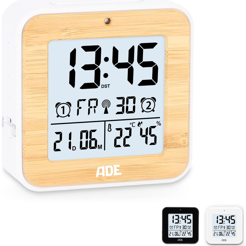 Digitaluhr mit Holzrahmen zeigt 13:45, Datum, Temperatur und Luftfeuchtigkeit.