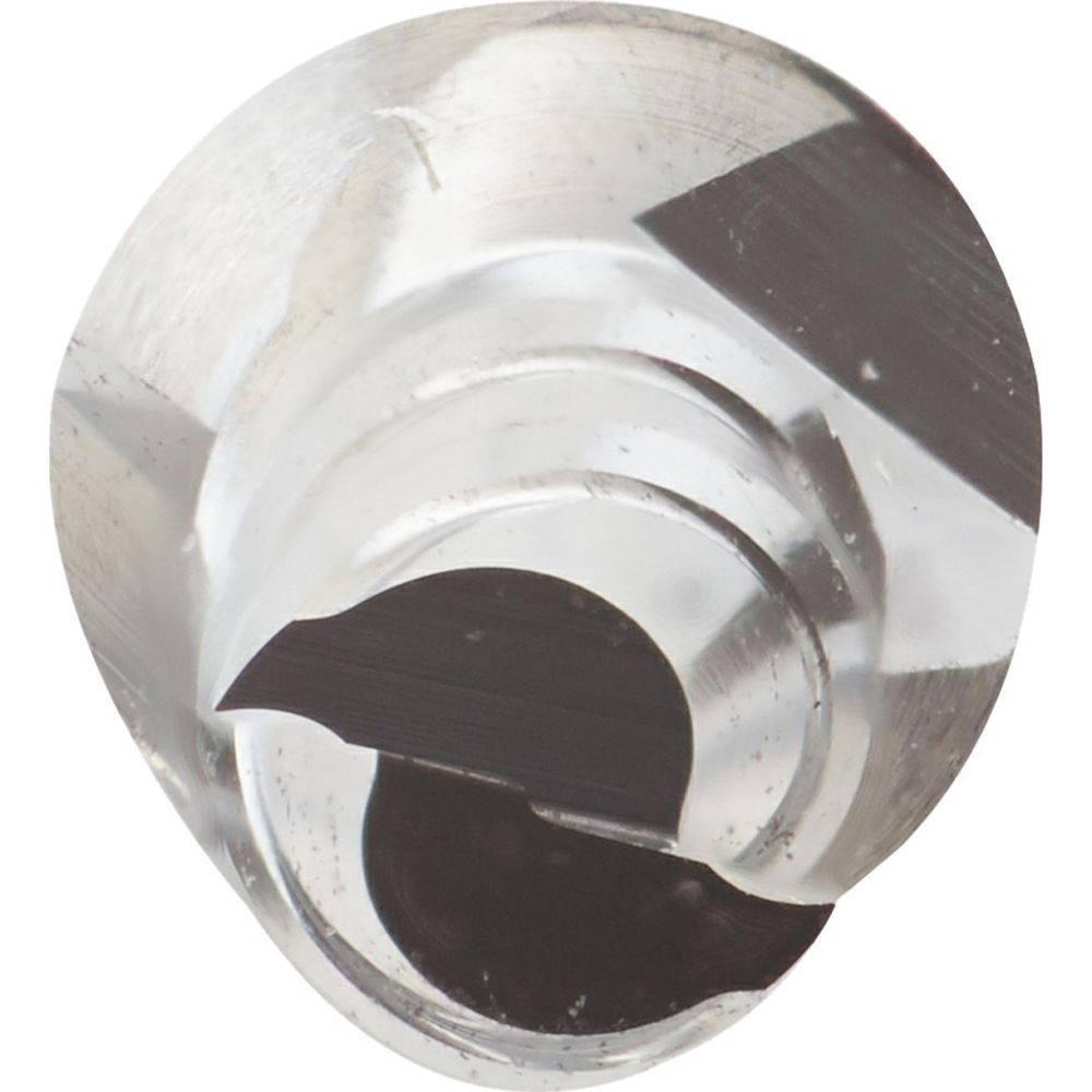 Detailansicht einer glatten, silbernen Metallspirale mit dunklen Einschnitten.