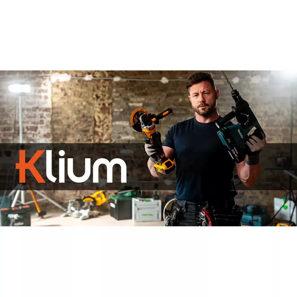 Homme tenant une meuleuse d'angle et un marteau perforateur devant le logo Klium et des outils.